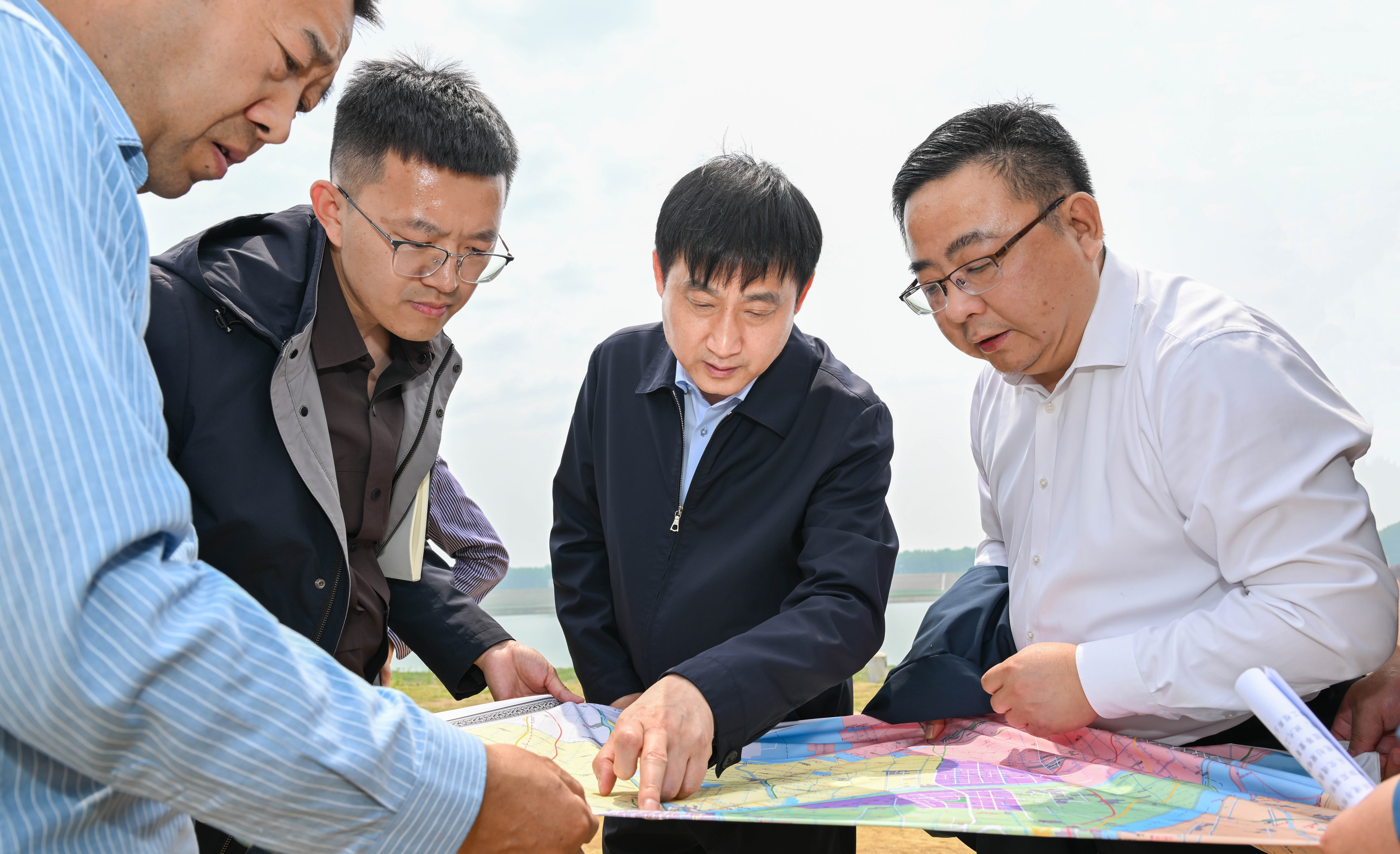 园区领导开展巡河工作